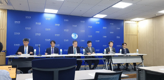 20일 오전 한국은행은 본관에서 신호순 한은 부총재보, 국제총괄팀장, 자본시장부장, 금융안정국장, 안정분석팀장, 안정총괄팀장이 브리핑을 갖고 '2019년 상반기 금융안정보고서' 주내용을 발표하고 있다. 사진=심화영기자